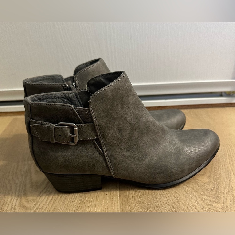 NWOT Esprit SZ 8 Gray Ankle Boots
